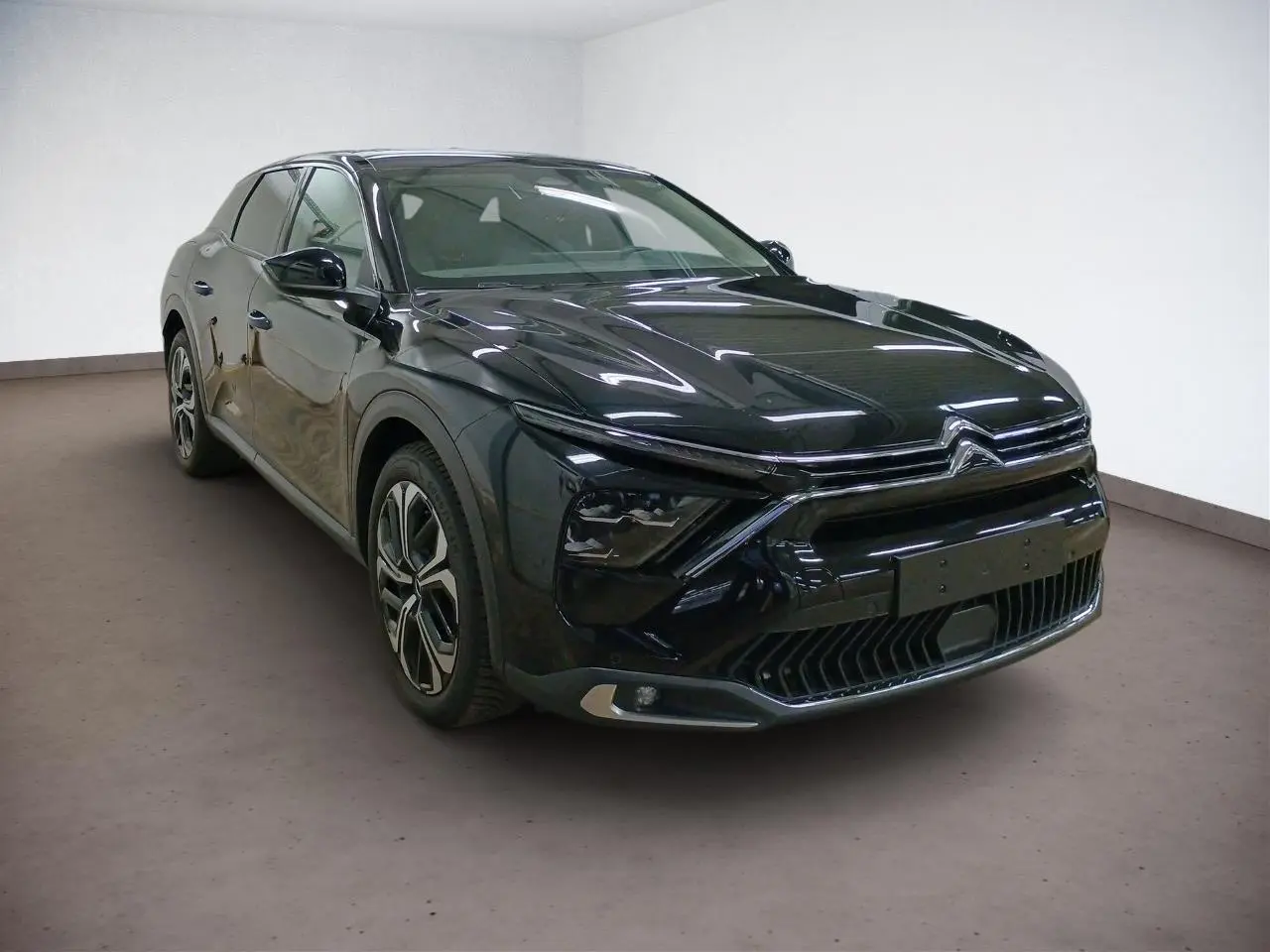 Citroën C5 X noir Perla vue 3/4 avant droit, avec calandre distinctive et jantes alliage 19 pouces.