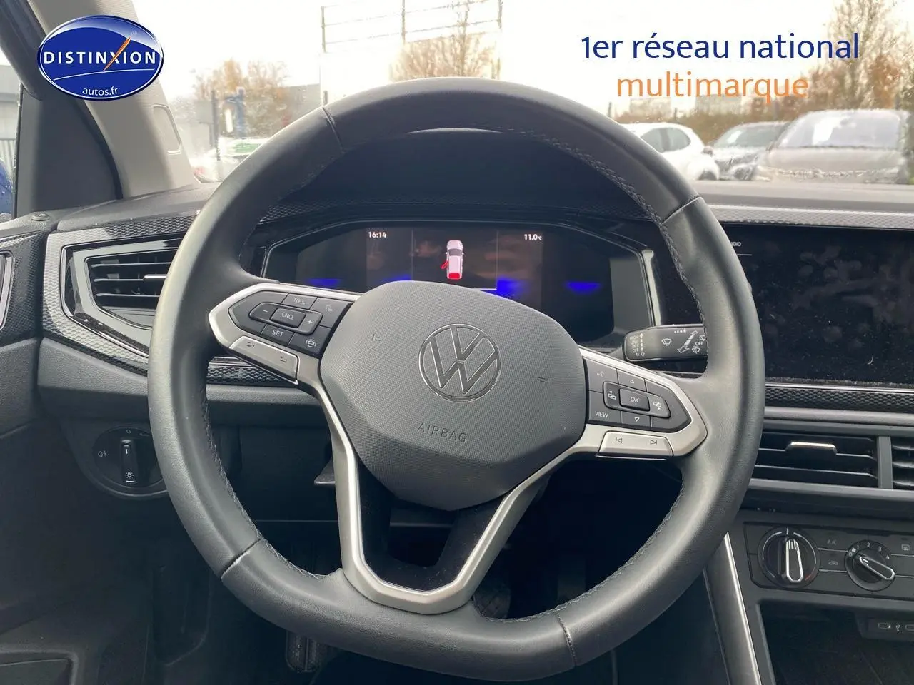 Vue centrée sur le volant cuir multifonction d'une Volkswagen Polo 2025, intérieur noir avec tableau de bord digital.