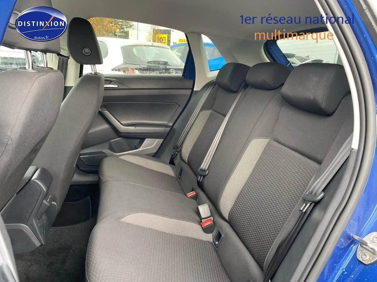 Vue intérieure côté droit sur la banquette arrière tissu noir et gris d'une Volkswagen Polo Bleu Récif 2025.