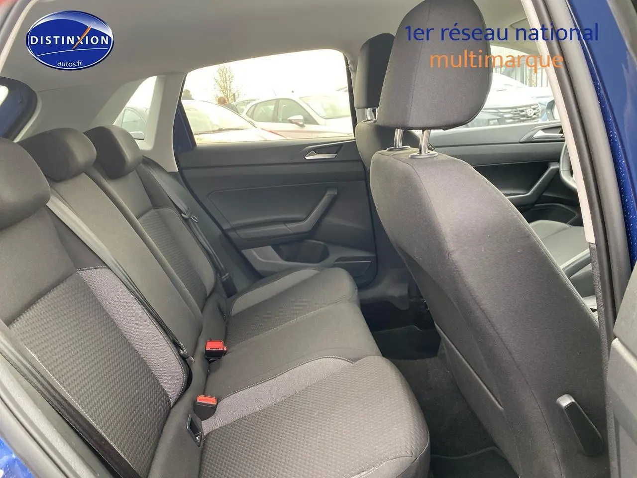 Vue intérieure côté droit montrant la banquette arrière en tissu noir de la Volkswagen Polo bleu récif.