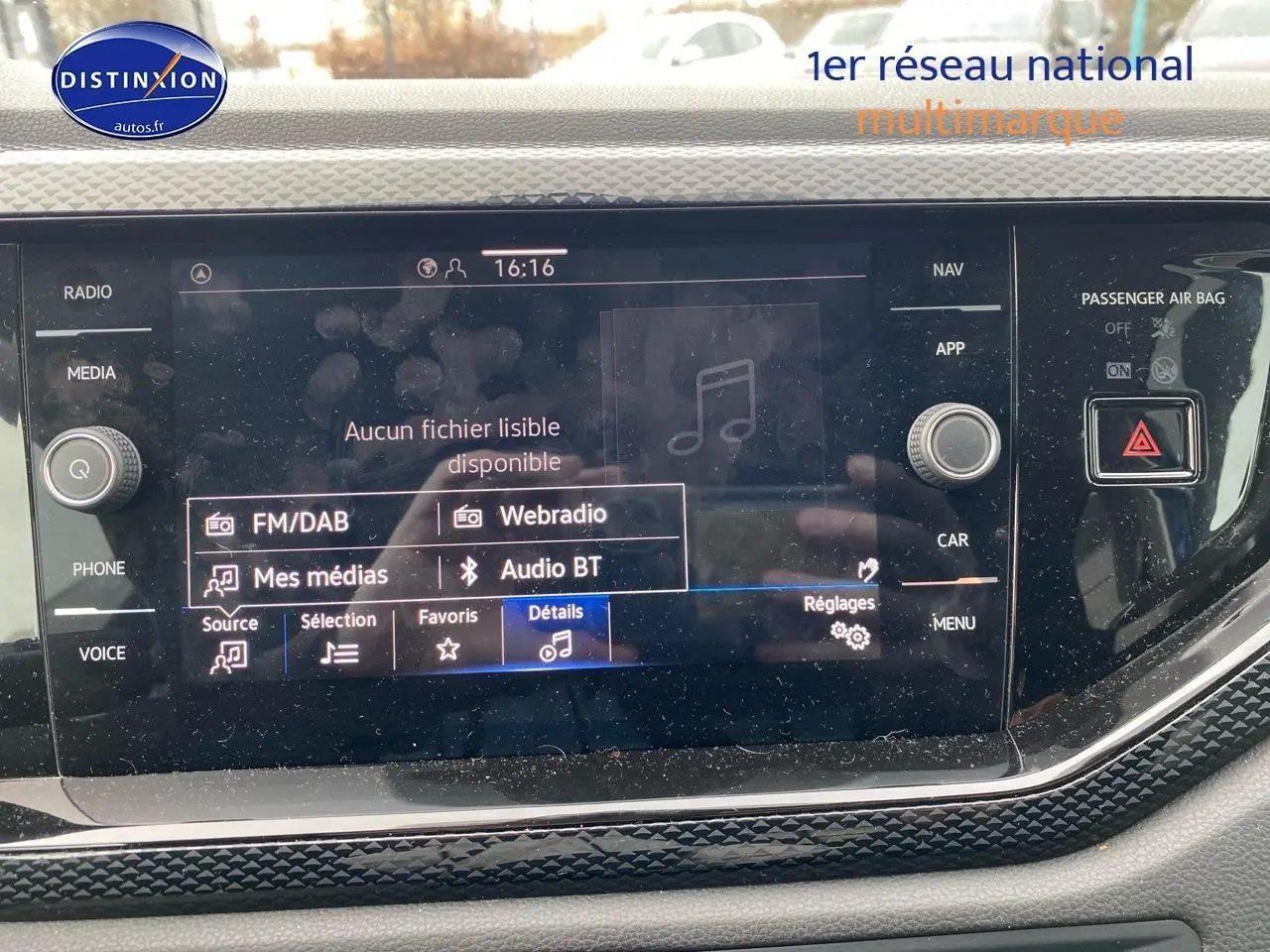 Vue de face du tableau de bord de la Volkswagen Polo bleu récif, avec écran tactile multimédia allumé.