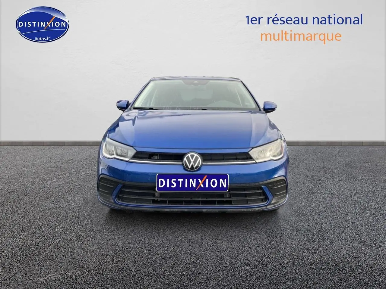 Vue frontale d'une Volkswagen Polo 1.0 TSI 95 VW Edition bleu récif avec calandre noire et logo VW central.