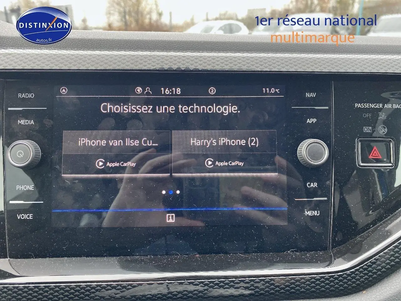 Écran tactile central de la Volkswagen Polo bleu récif, vue de face sur la console avec interface Apple CarPlay.