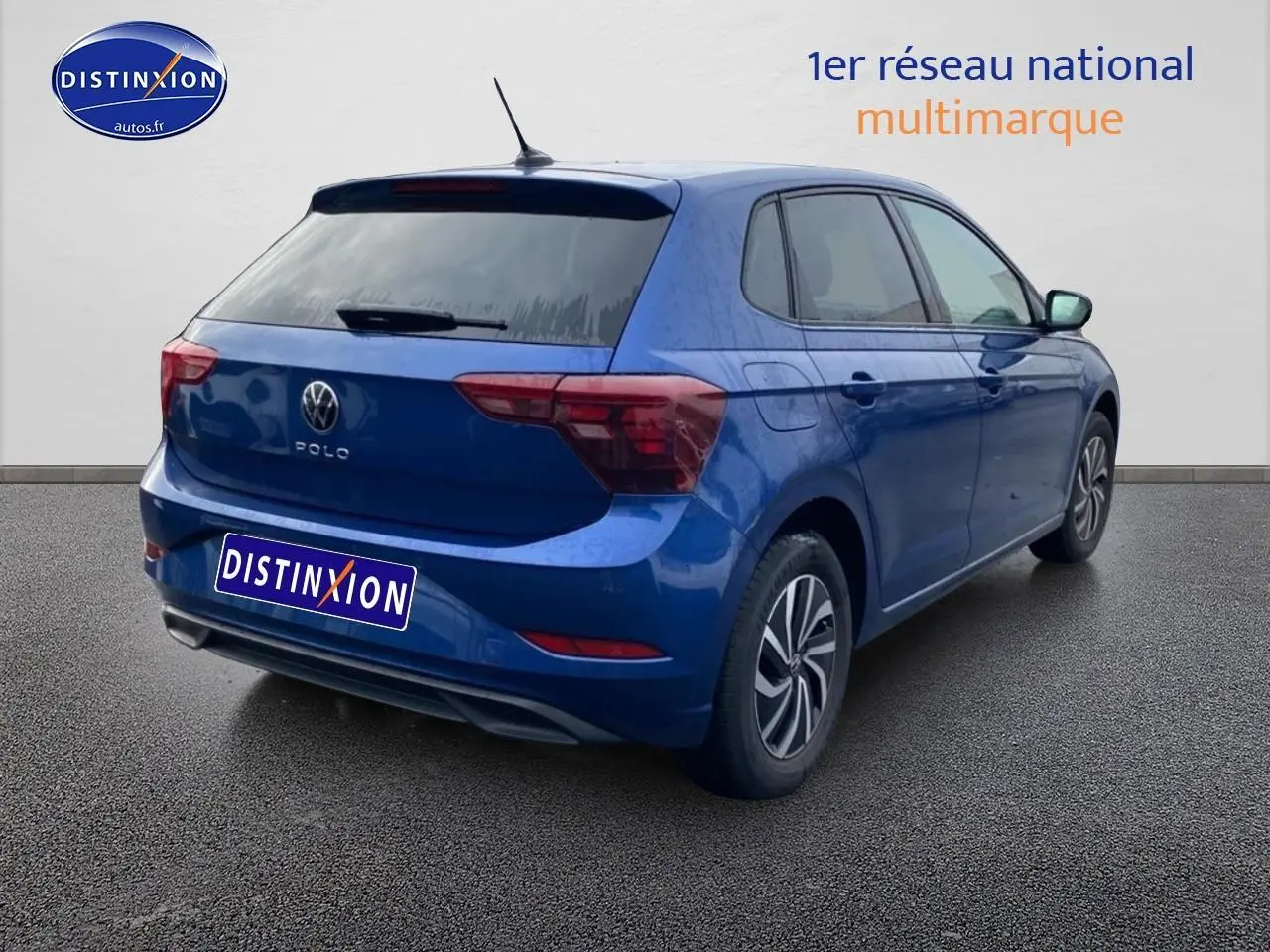 Volkswagen Polo bleu récif vue 3/4 arrière droit sur sol gris avec vitres surteintées et jantes alliage.