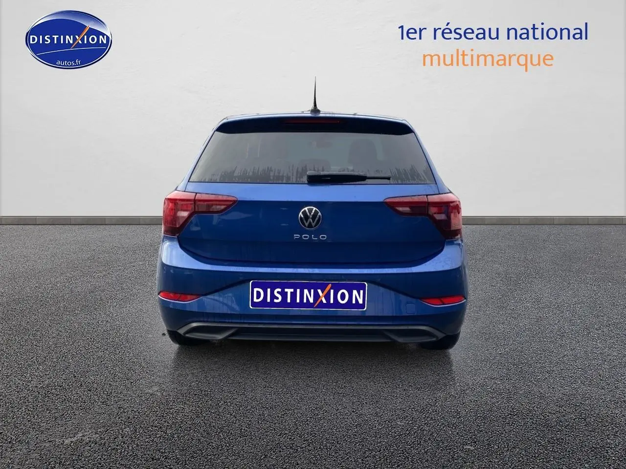 Vue arrière d'une Volkswagen Polo 2025 bleu récif avec feux arrière LED et lunette arrière surteintée.