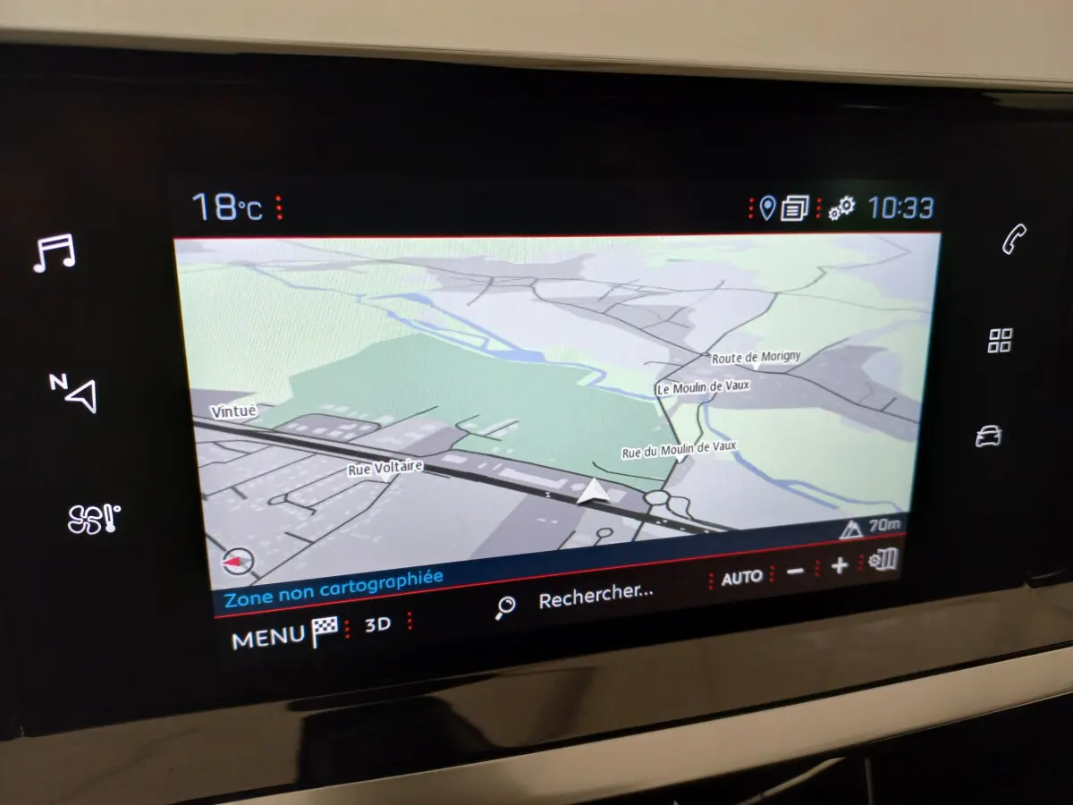 Écran tactile central affichant la navigation GPS avec carte en mode 3D dans une Peugeot 208 blanche.