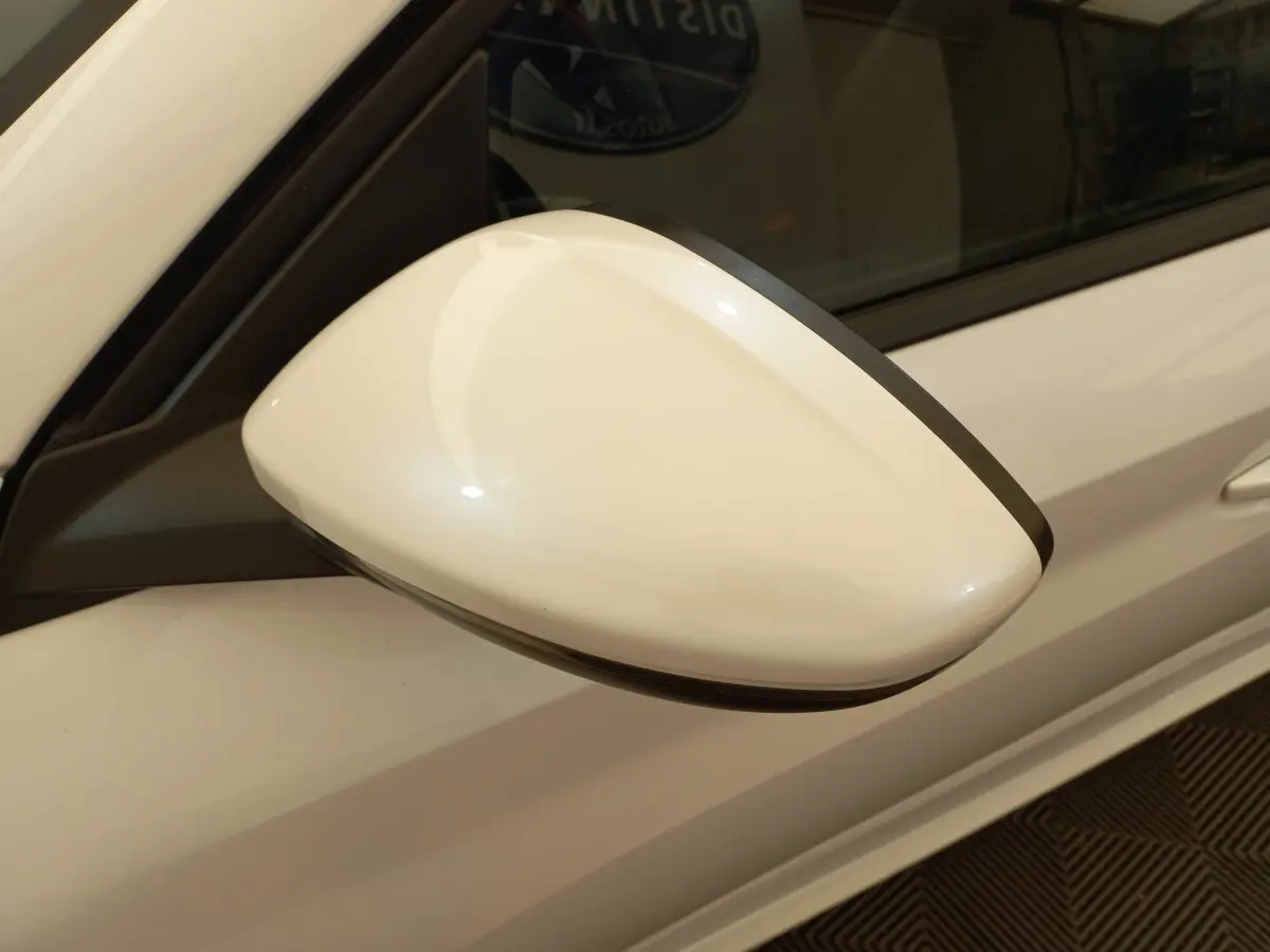 Rétroviseur extérieur droit blanc de la Peugeot 208 PureTech 100 S&S Allure 2021, vue rapprochée sur la portière.