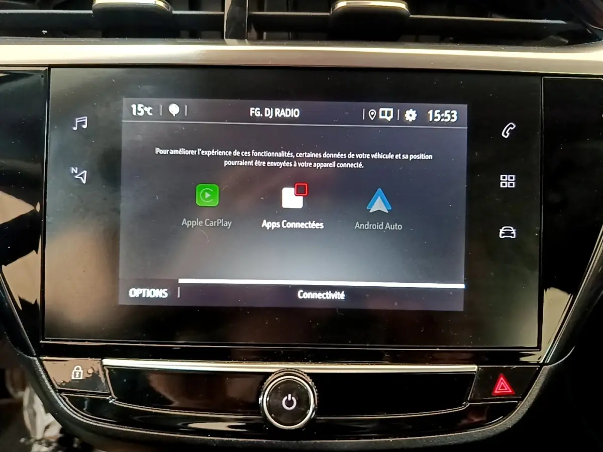 Écran tactile central de la console multimédia de l’Opel Corsa blanche, affichant Apple CarPlay et Android Auto.
