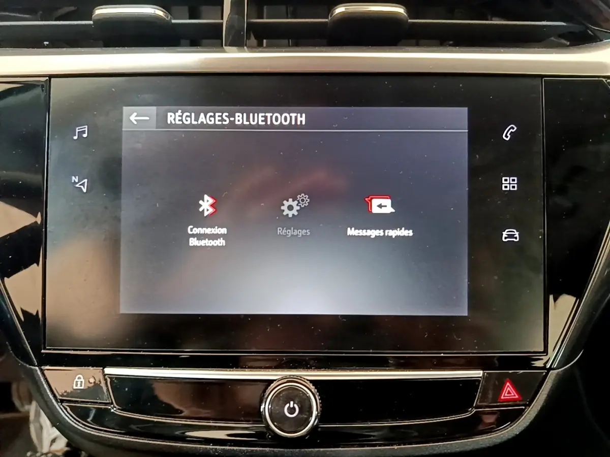 Écran tactile central de la console de l’Opel Corsa 2023 affichant les réglages Bluetooth en mode sombre.