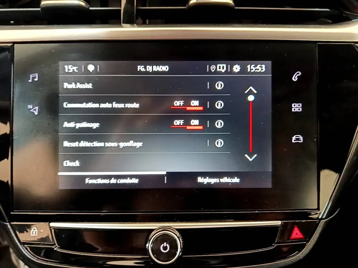Écran tactile central de la console de l’Opel Corsa blanc, affichant les réglages d’aide à la conduite.
