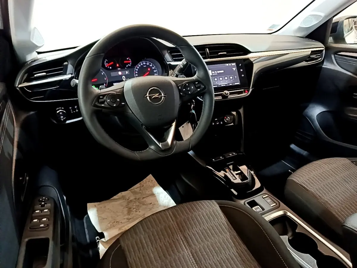 Vue intérieure de l’Opel Corsa 2023 montrant le volant cuir multifonctions et l’écran tactile central noir.