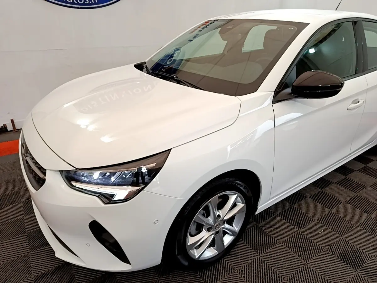 Vue 3/4 avant droite d'une Opel Corsa blanche 2023 avec phares LED et jantes alliage argentées.