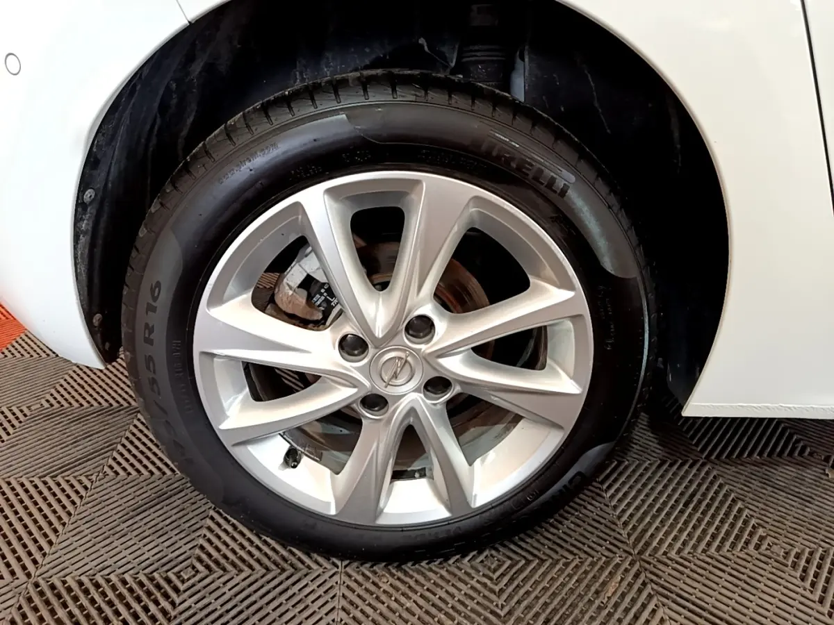 Gros plan sur la roue avant droite avec jante alliage argentée de l'Opel Corsa blanche 2023.