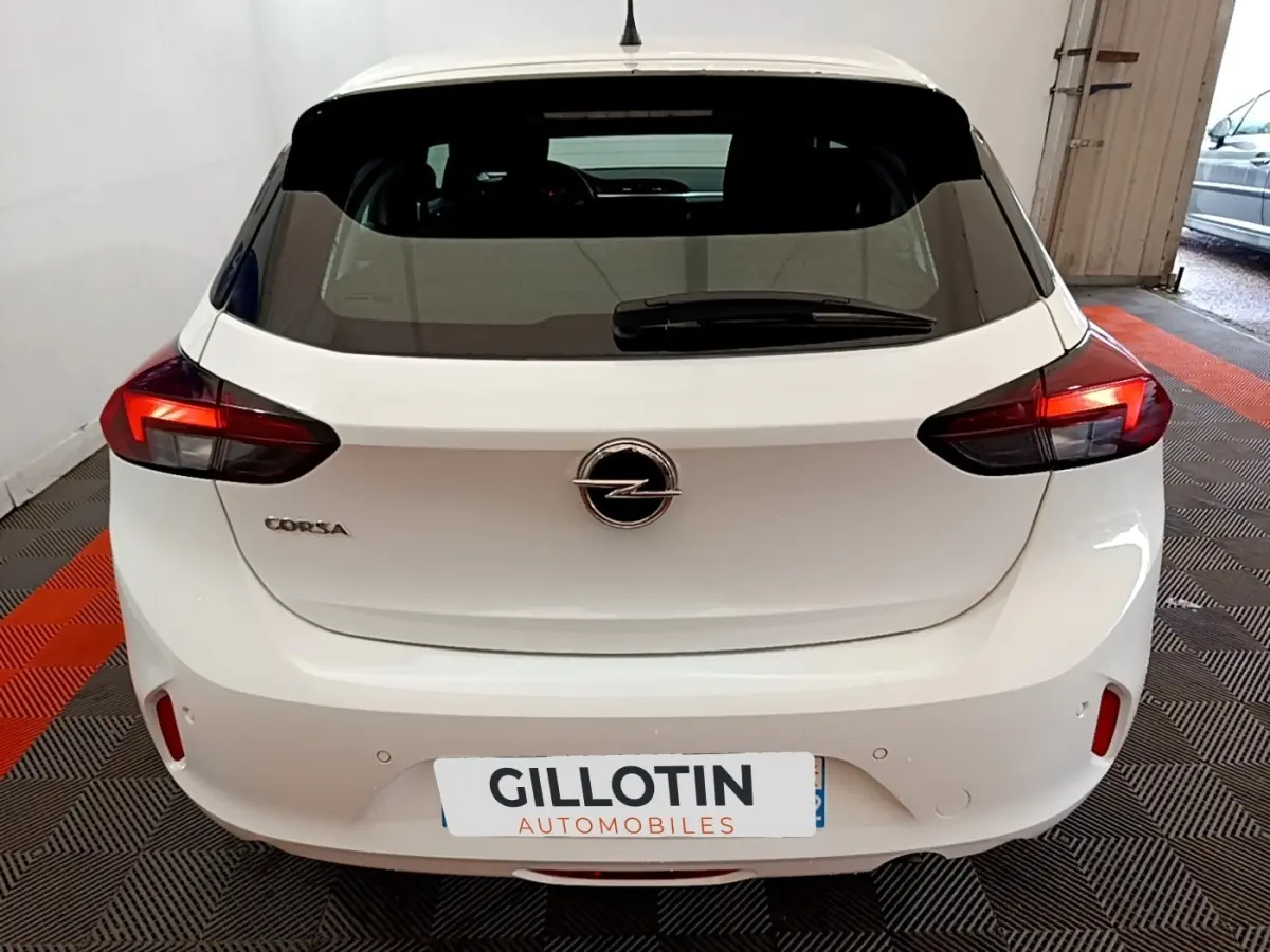 Vue arrière d'une Opel Corsa blanche 2023 avec feux LED et logo Opel bien visibles.