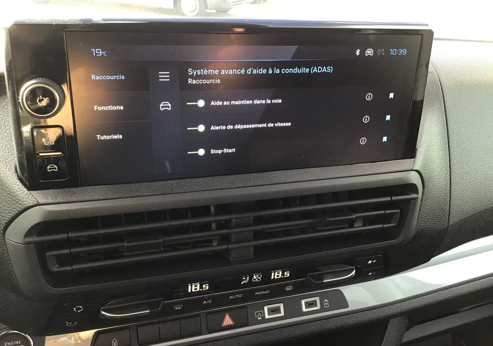 Gros plan sur l'écran tactile central du Peugeot Expert XL noir, affichant les aides avancées à la conduite dans l'habitacle.