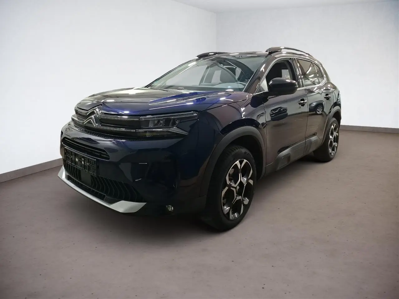 Citroën C5 Aircross Bleu Eclipse en 3/4 avant droit, avec jantes alliage bi-ton et barres de toit noires.