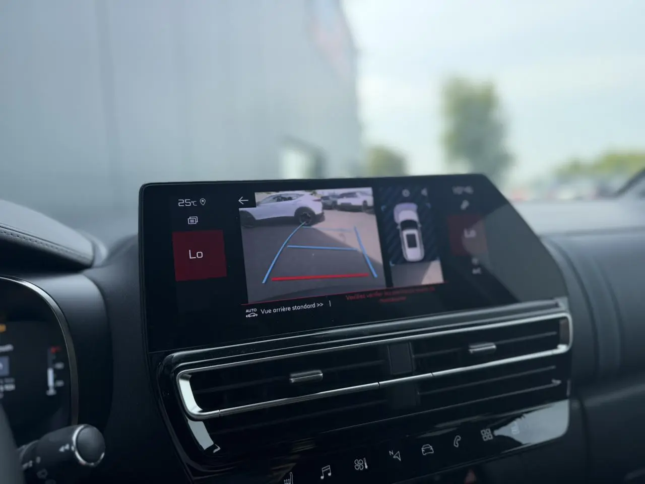 Vue intérieure du tableau de bord du Citroën C5 Aircross 2025 avec écran tactile affichant la caméra de recul.