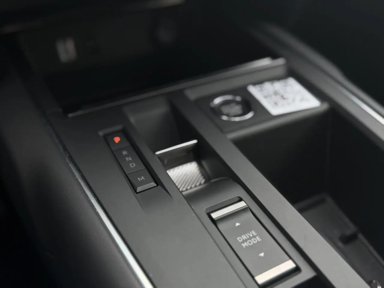Gros plan sur la console centrale noire du Citroën C5 Aircross 2025 avec sélecteur de boîte auto et bouton Drive Mode.