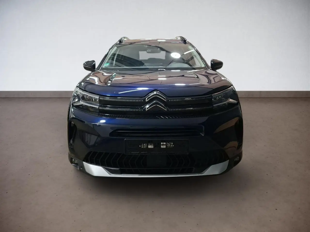Vue frontale du Citroën C5 Aircross bleu Eclipse avec calandre chromée et projecteurs LED intégrés.