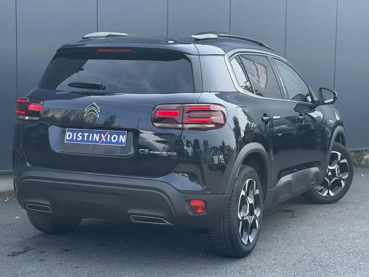 Vue 3/4 arrière droit d’un Citroën C5 Aircross Bleu Eclipse avec jantes alliage bi-ton et feux arrière LED 3D.