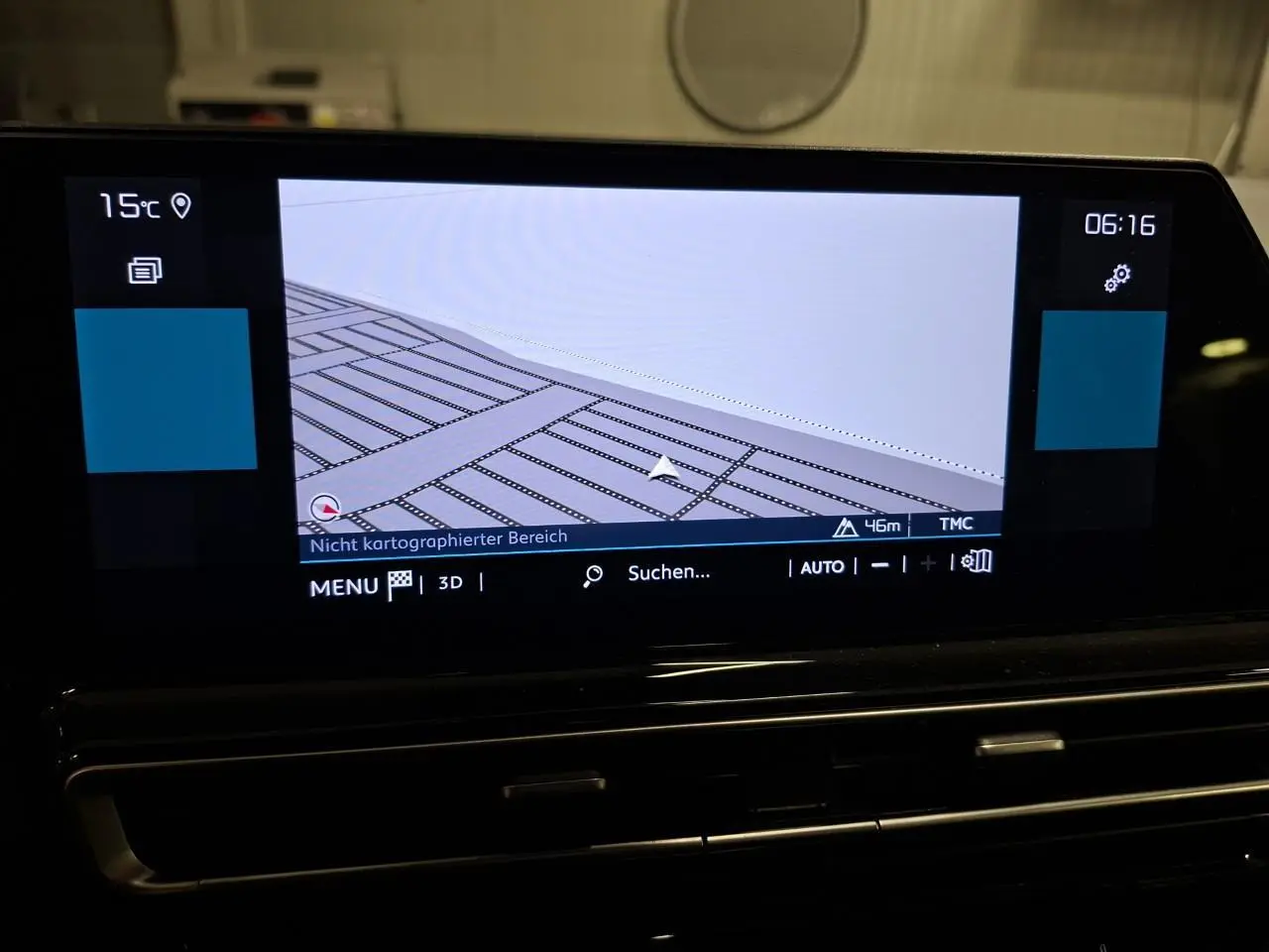 Écran tactile du GPS du Citroën C5 Aircross 2025 affichant une carte en 3D dans un intérieur noir.