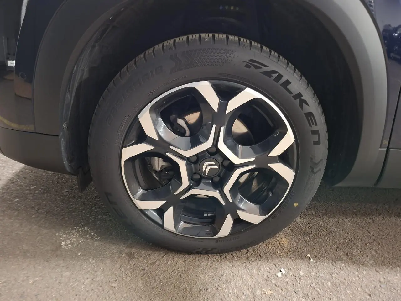 Gros plan sur la roue avant gauche du Citroën C5 Aircross Bleu Eclipse avec jante alliage bi-ton et logo Citroën central.