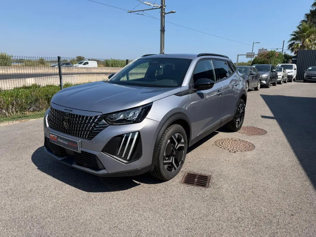 Peugeot 2008 Hybrid 145 e-DCS6 Allure gris vue 3/4 avant droit avec calandre distinctive et jantes noires.