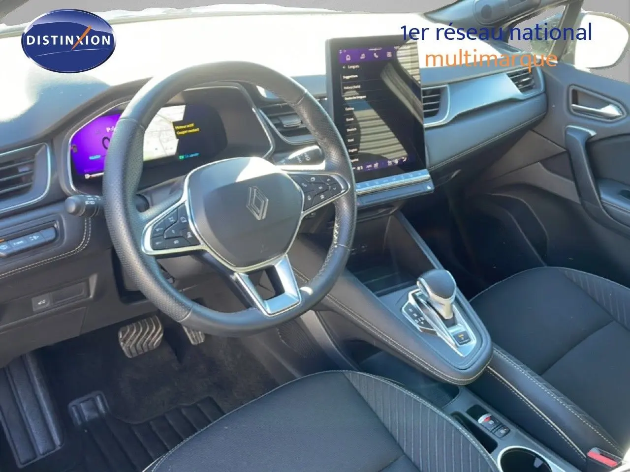 Intérieur Renault Symbioz 2025 vu côté conducteur, volant cuir, écran tactile vertical et sellerie noire.