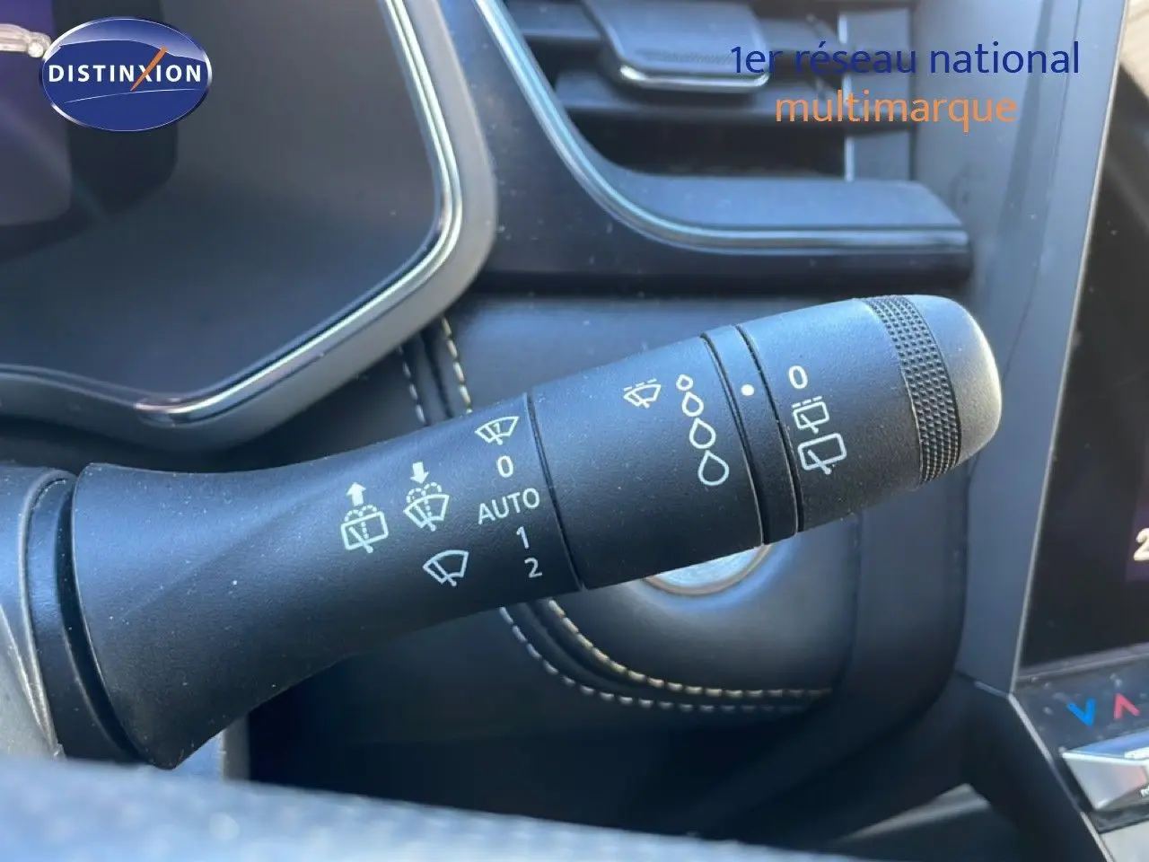 Gros plan sur la commande d’essuie-glace dans l’habitacle noir du Renault Symbioz bleu iron metal.