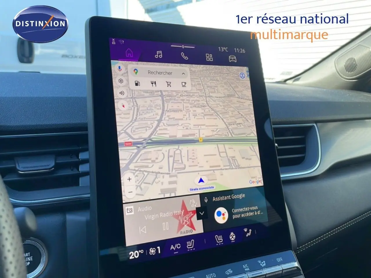 Vue rapprochée de l’écran tactile central du Renault Symbioz bleu iron metal, affichant la navigation GPS et les commandes multimédia.