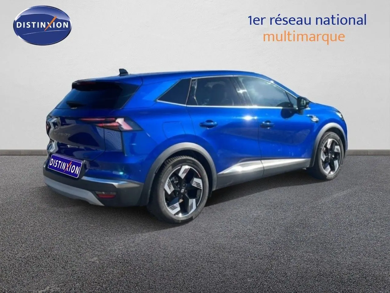 Vue 3/4 arrière droite d'un Renault Symbioz bleu iron metal avec jantes bi-ton et détails chromés sous les portes.