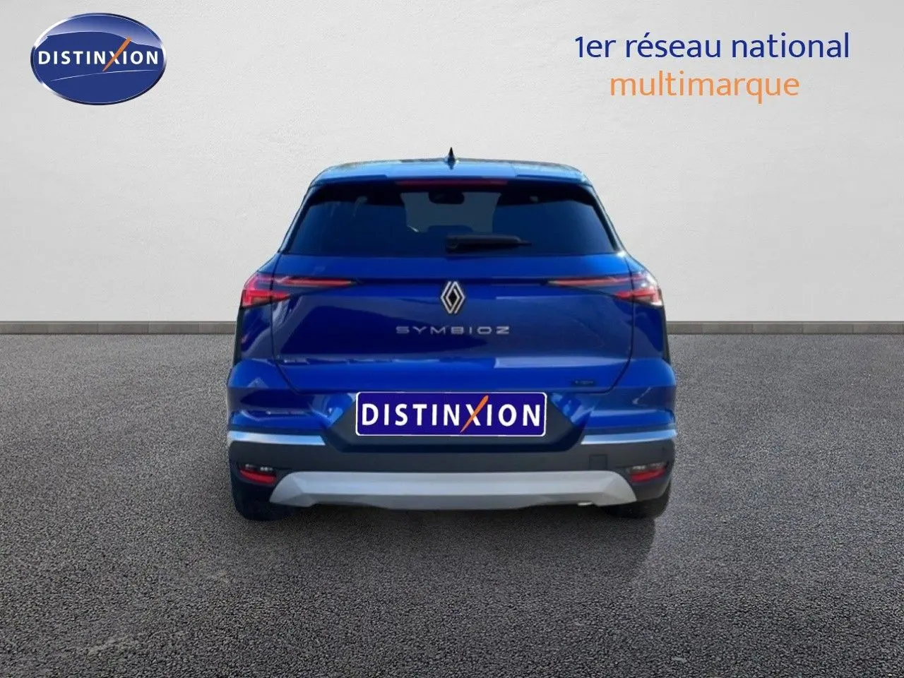 Vue arrière d’un Renault Symbioz bleu iron metal 2025 avec feux LED fins et logo centré sur hayon.