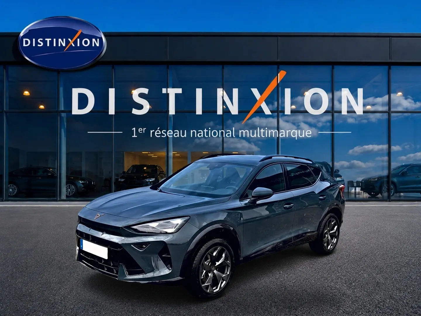Vue 3/4 avant droite d'un CUPRA Formentor 1.5 etsi hybrid bleu fjord avec jantes 18 pouces devant un showroom Distinxion.