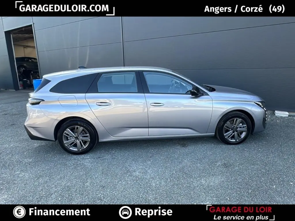 Peugeot 308 BlueHDi 130 gris clair vue de profil côté gauche, avec lignes épurées et jantes alliage.