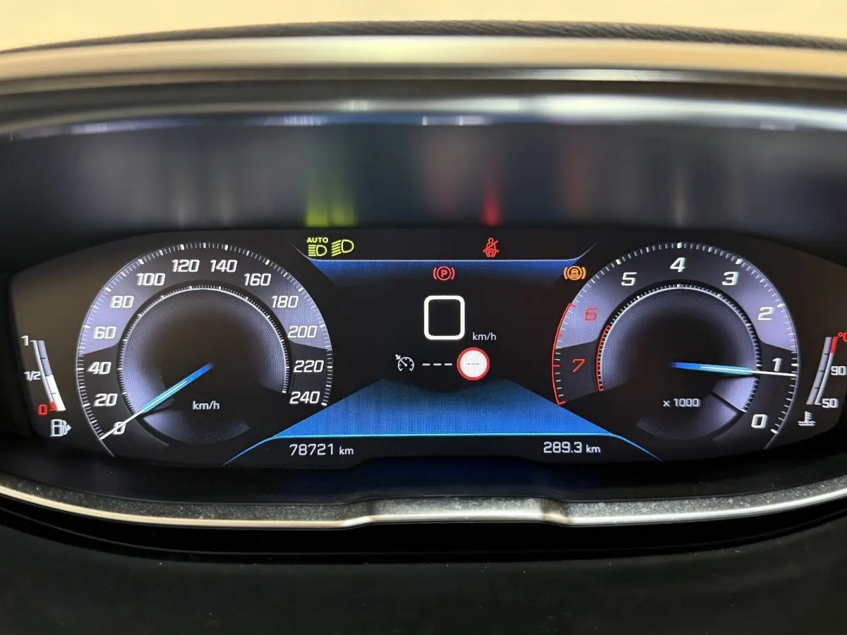 Affichage numérique du tableau de bord du Peugeot 3008 Puretech 130, avec vitesse à 0 km/h et compte-tours.