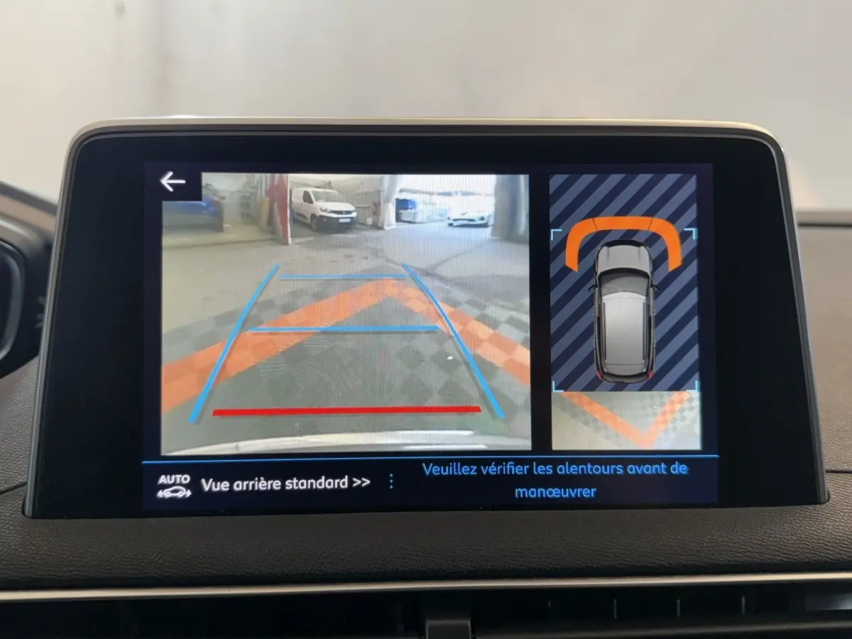 Écran tactile du système de navigation montrant la caméra de recul et l’aide au stationnement du Peugeot 3008.