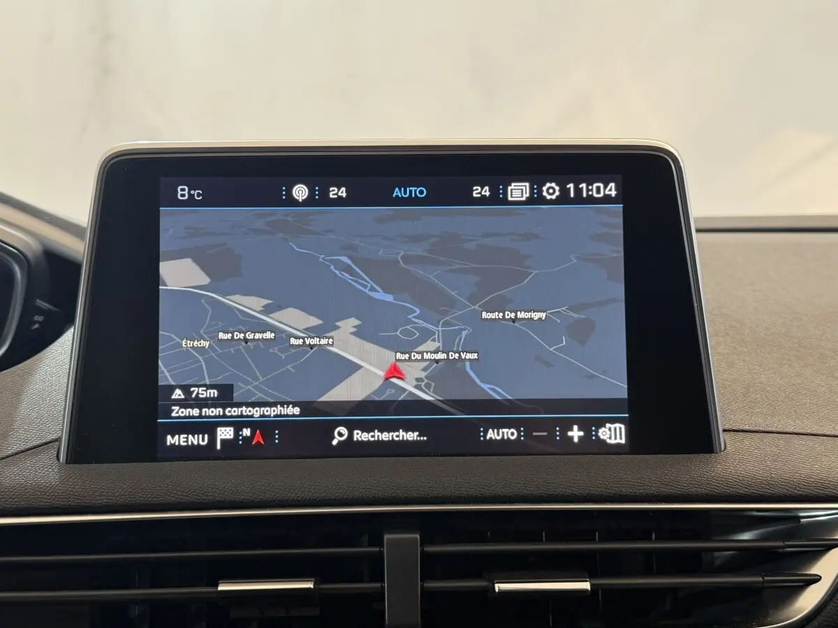 Écran tactile central affichant la navigation du Peugeot 3008 Puretech 130, vue intérieure frontale.