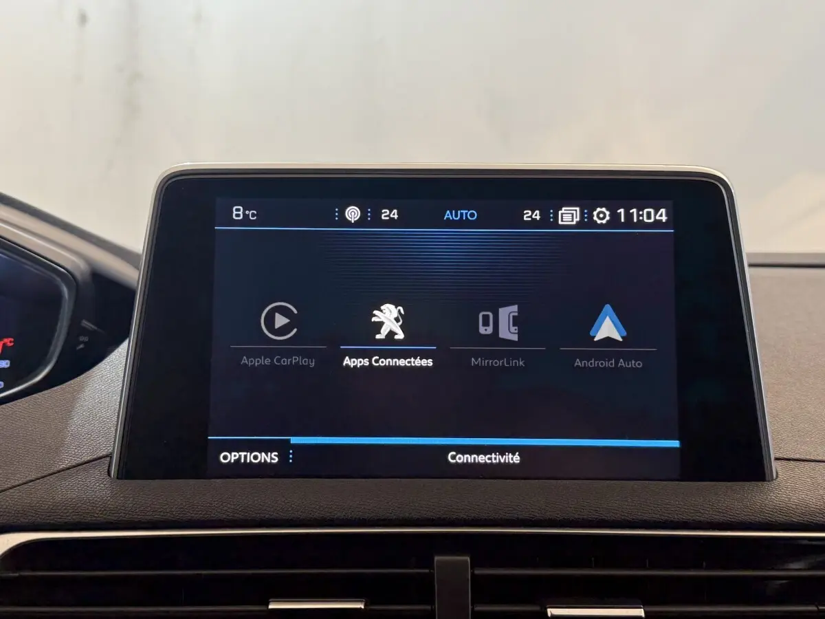 Écran tactile central du tableau de bord du Peugeot 3008 Puretech 130, affichant les options de connectivité.