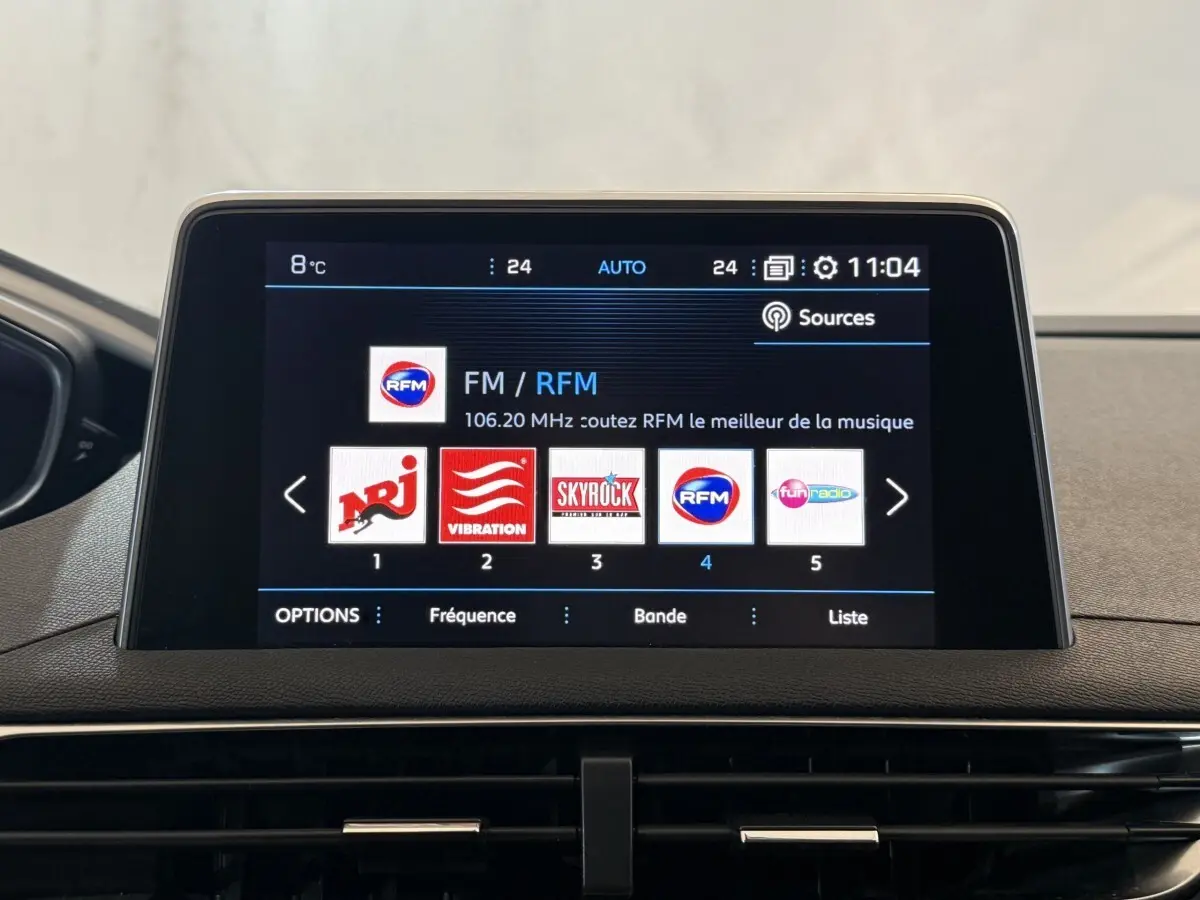 Écran tactile central affichant les radios FM dans l’habitacle d’un Peugeot 3008 vert Puretech 130 S&S Allure.