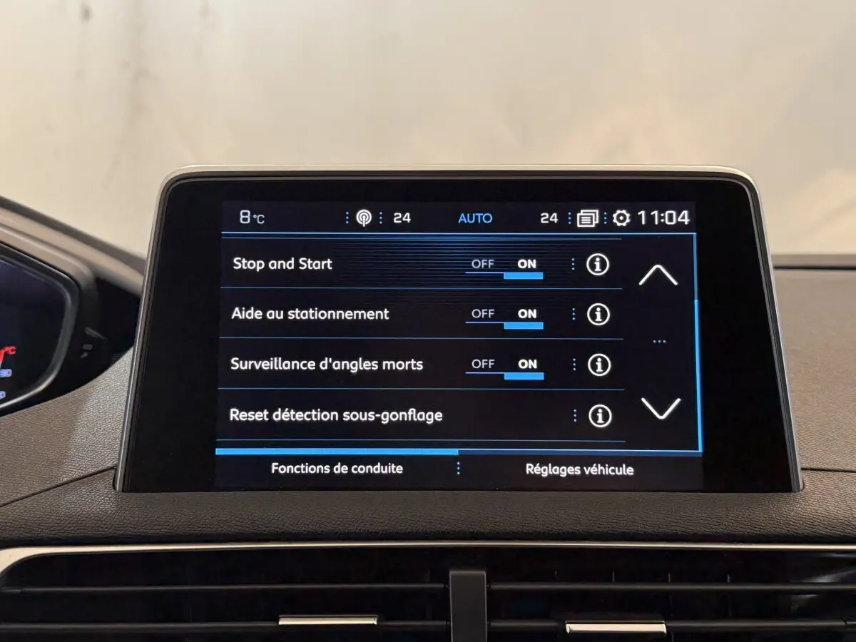 Écran tactile central affichant les réglages d’aide à la conduite du Peugeot 3008, intérieur noir.