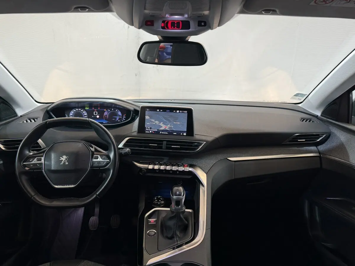 Vue intérieure avant du Peugeot 3008 Puretech 130 vert, tableau de bord avec écran tactile et volant cuir multifonctions.