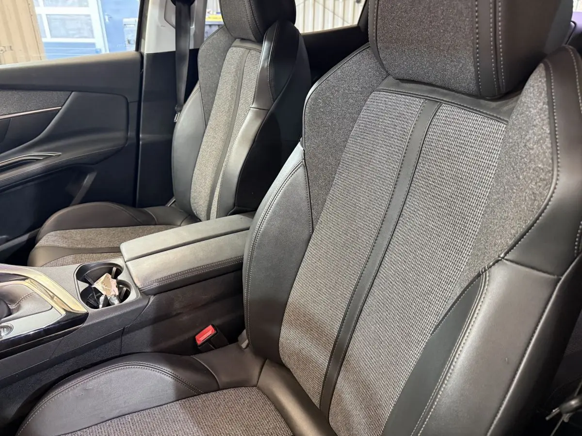Vue intérieure rapprochée des sièges avant en cuir et tissu gris du Peugeot 3008 Puretech 130 S&S Allure 2020.