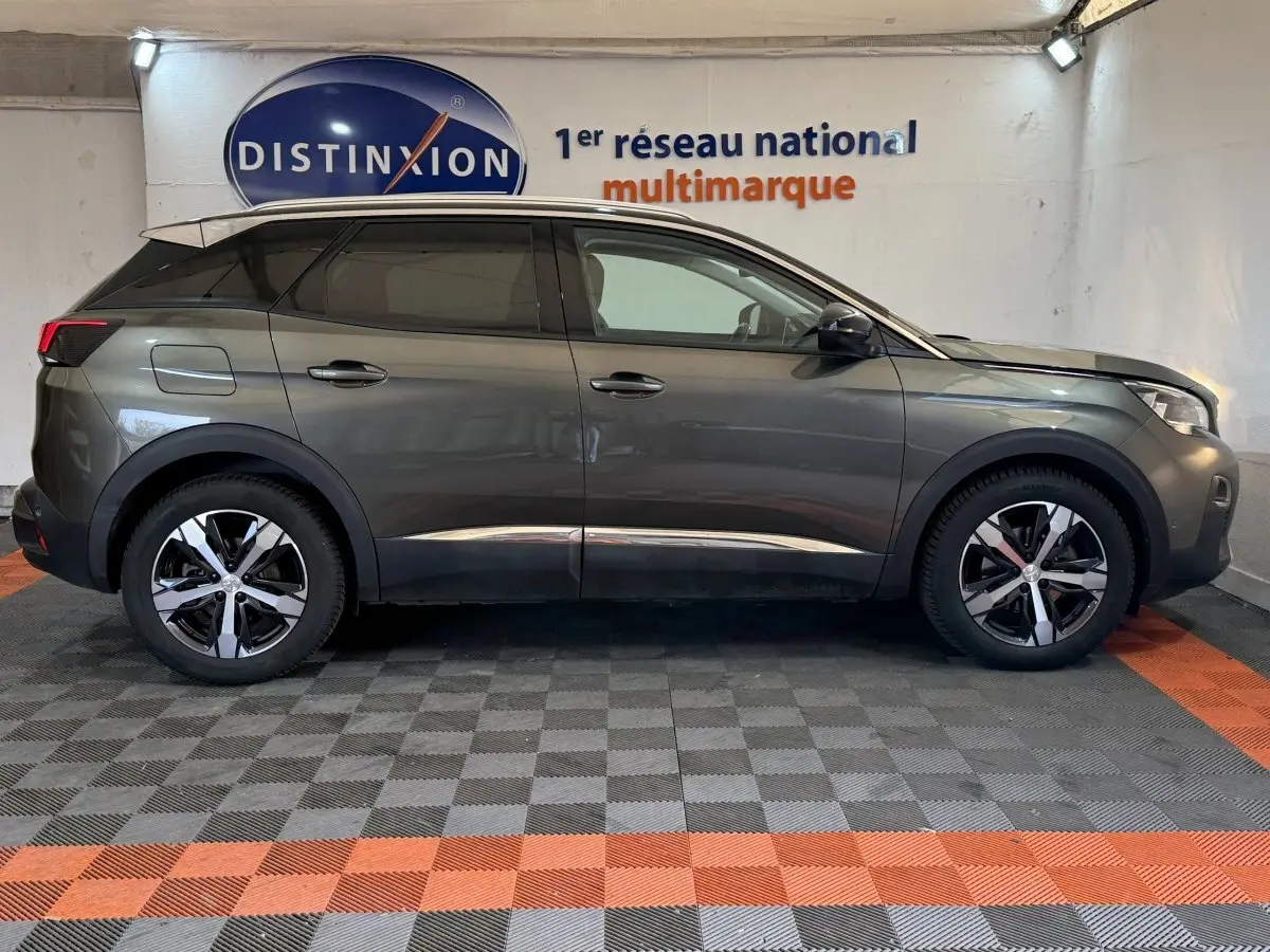 Peugeot 3008 vert foncé vue de profil côté gauche dans un showroom avec logo Distinxion en arrière-plan.