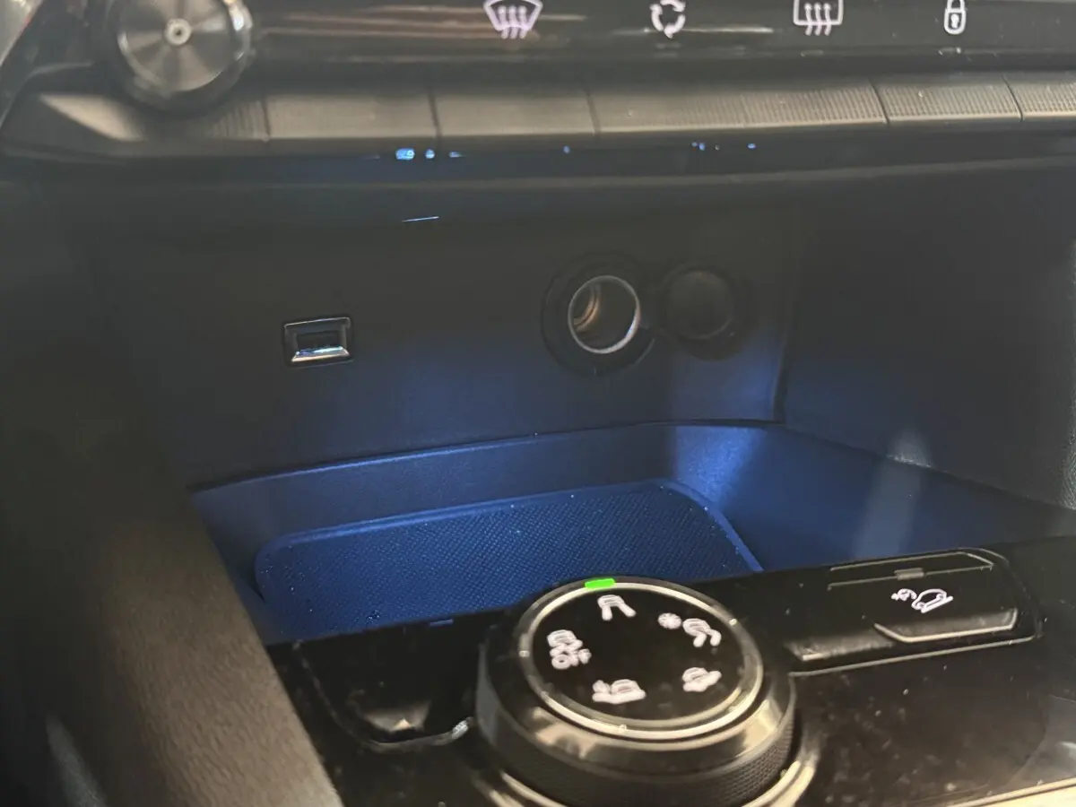 Gros plan sur la console centrale noire du Peugeot 3008 Puretech 130, avec molette de sélection de modes de conduite.