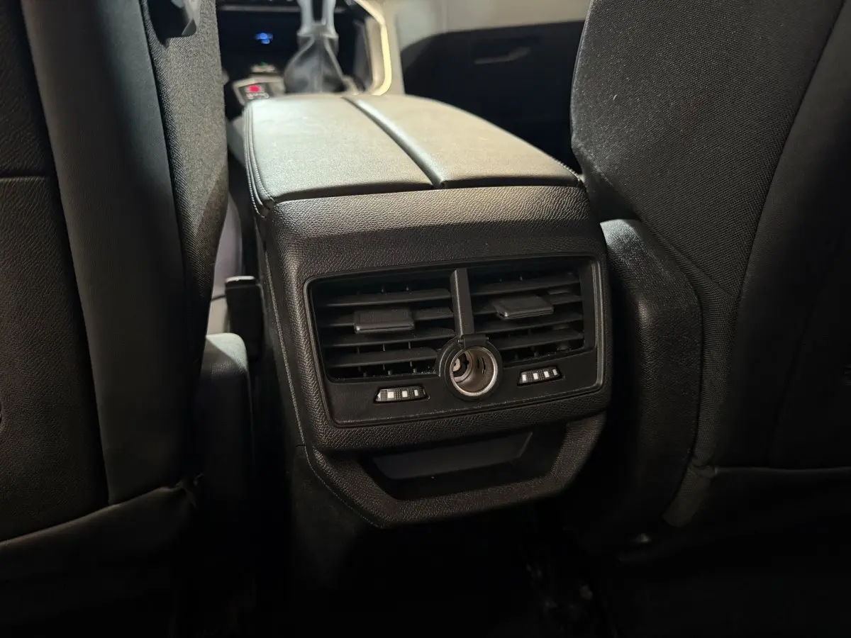Vue rapprochée des aérateurs arrière noirs entre les sièges avant du Peugeot 3008 Puretech 130 vert 2020.
