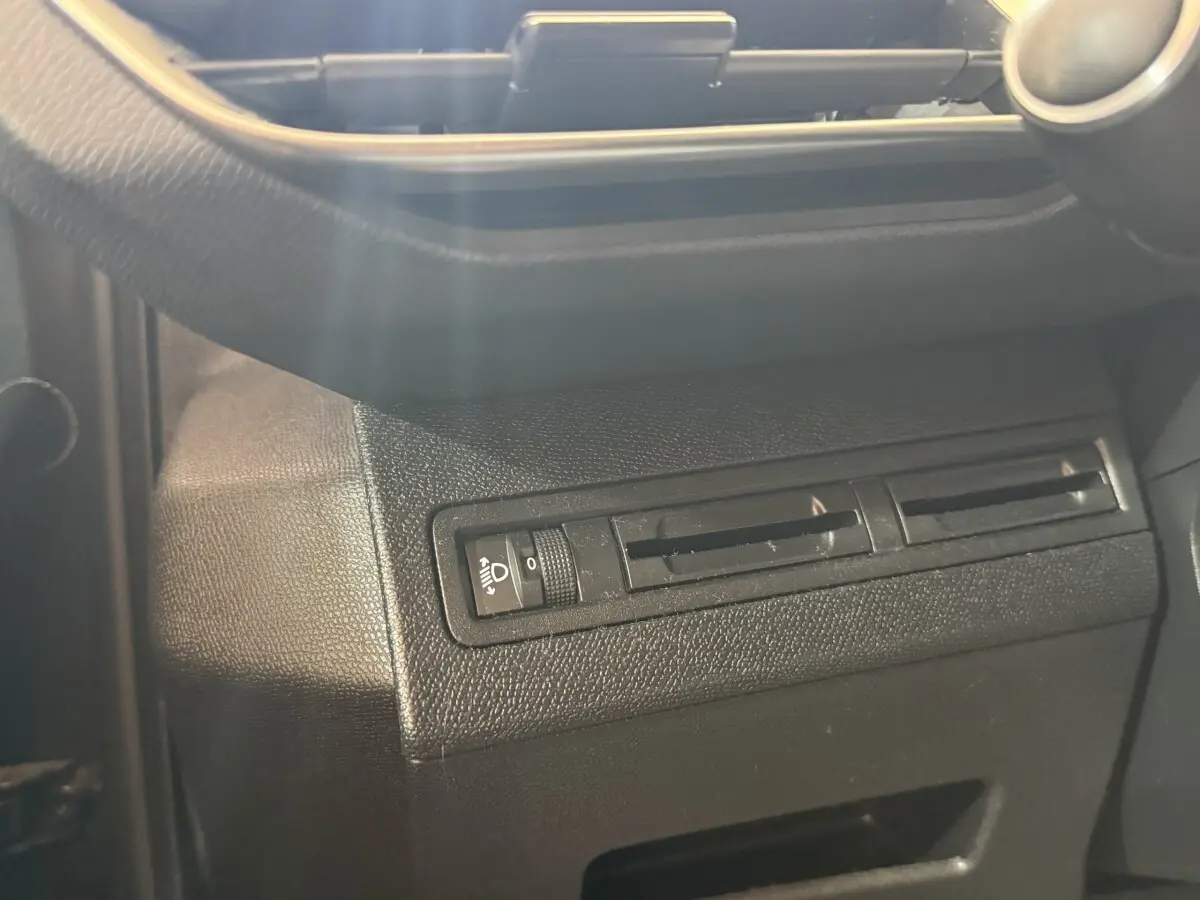 Détail du tableau de bord noir du Peugeot 3008 Puretech 130 S&S Allure, montrant les commandes d'éclairage et les aérateurs.
