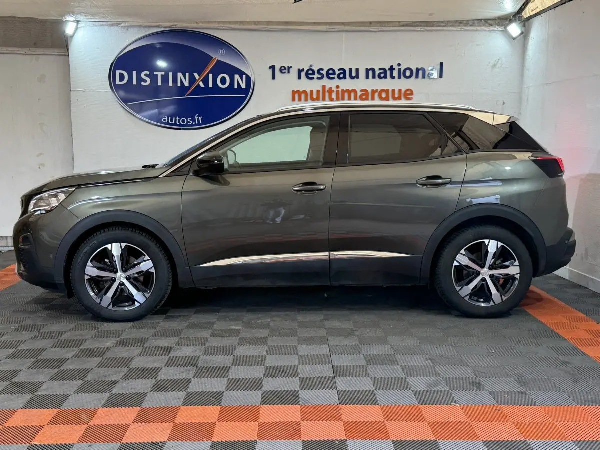 Peugeot 3008 Puretech 130 S&S Allure vert, vue profil côté gauche, jantes alliage et vitres teintées visibles.