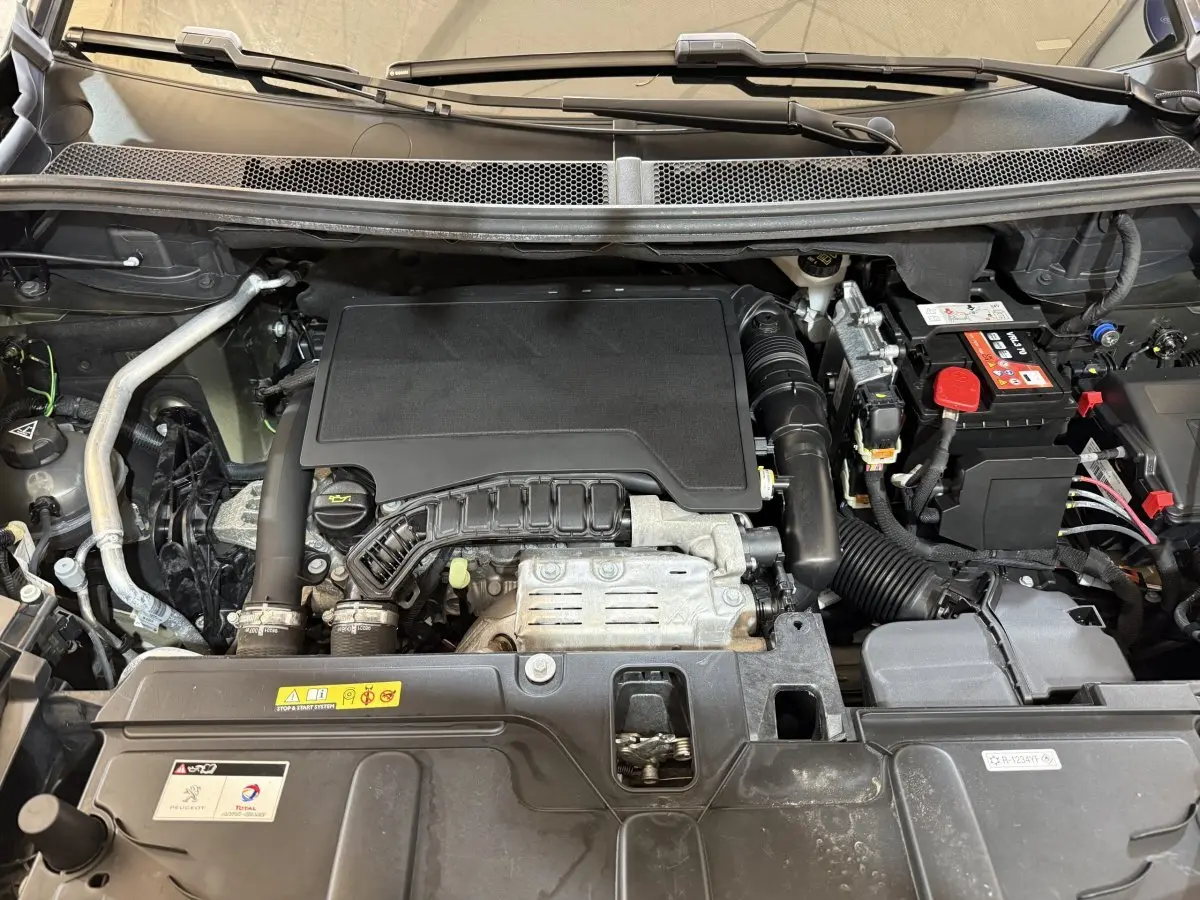 Vue plongeante sur le moteur essence d’un Peugeot 3008 vert, version Puretech 130 S&S Allure de 2020.