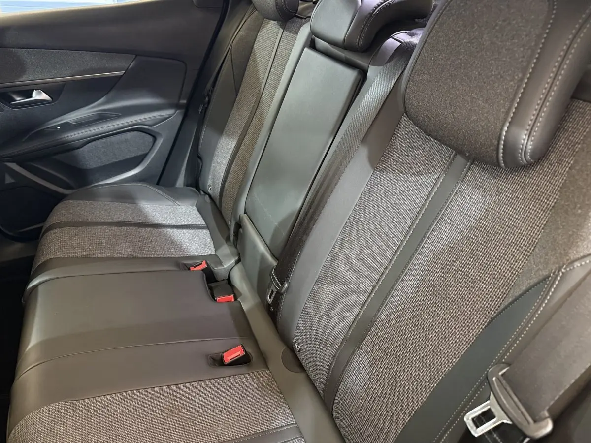 Vue rapprochée des sièges arrière gris tissu et cuir du Peugeot 3008 Puretech 130 S&S Allure 2020.