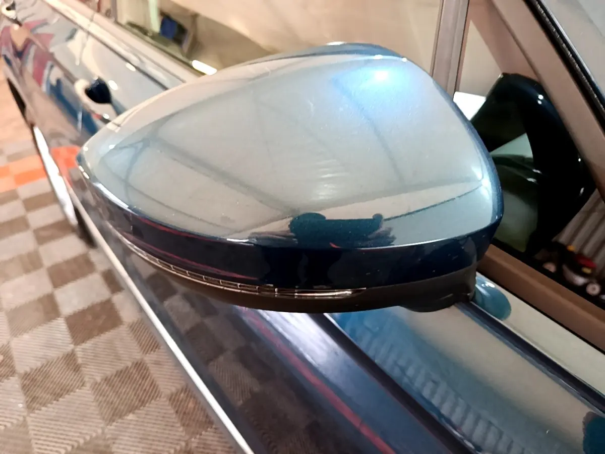 Rétroviseur côté gauche bleu du Volkswagen Tiguan 1.4 eHybrid 245 DSG6 Life Business, avec clignotant intégré.